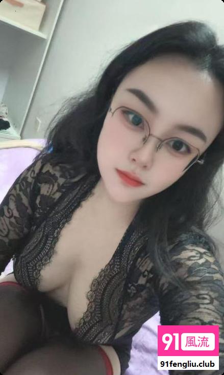浦东翘臀眼镜女